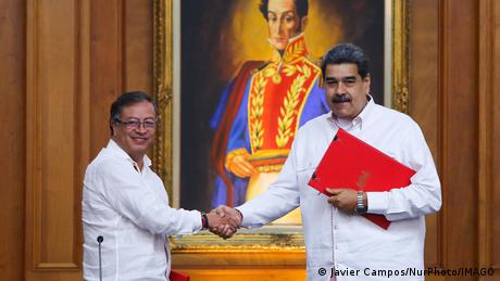 Foto de archivo de Gustavo Petro y Nicolás Maduro