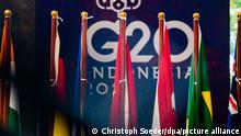 14.11.2022 *** Fahnen stehen im Medienzentrum des G20-Gipfels. Das Treffen der Gruppe der G20, der stärksten Industrienationen und aufstrebenden Volkswirtschaften, findet am 15. und 16. November statt. +++ dpa-Bildfunk +++