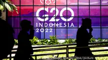 14.11.2022 *** Zwei Personen sind vor dem Medienzentrum des G20-Gipfels zu sehen. Das Treffen der Gruppe der G20, der stärksten Industrienationen und aufstrebenden Volkswirtschaften, findet am 15. und 16. November statt. +++ dpa-Bildfunk +++