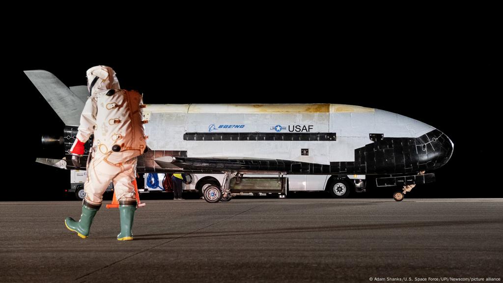 Avin espacial secreto estadounidense no tripulado regresa tras un rcord  de 908 das en rbita  Ciencia y Ecologa  DW  14112022