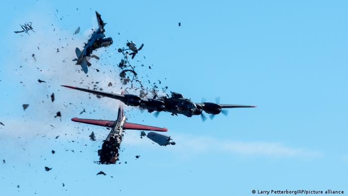 Accidente en pleno vuelo: autoridades investigan la colisión de los dos  aviones de la Segunda Guerra Mundial en Dallas | ACTUALIDAD | DW |  