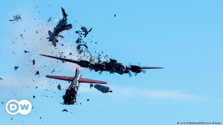 Accidente en pleno vuelo: autoridades investigan la colisión de los dos  aviones de la Segunda Guerra Mundial en Dallas | ACTUALIDAD | DW |  