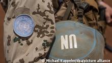 Ein Bundeswehrsoldat stehen am 05.04.2016 im Camp Castor in Gao in Mali mit Helm mit dem Logo der Vereinten Nationen. Soldaten der Bundeswehr sind im westafrikanischen Mali im Rahmen der UN Mission MINUSMA stationiert. Foto: Michael Kappeler/dpa