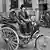 Carl Benz (vozi) sa saradnikom Josefom Brechtom. Fotografija je nastala 1887. godine.
