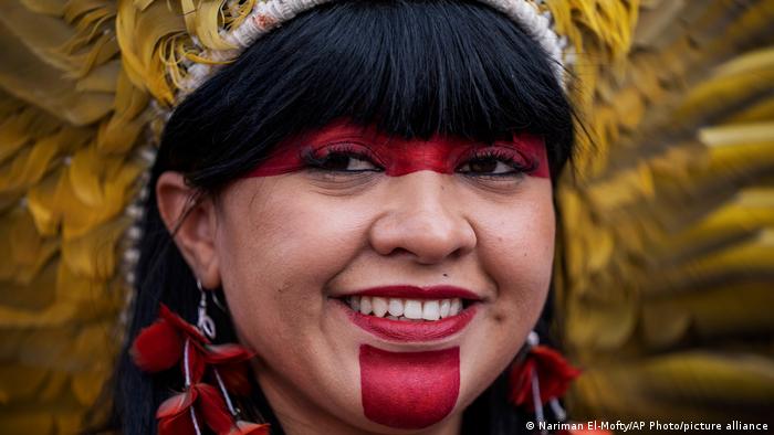 S tradicionalnom crvenom bojom na licu i perjanicom na glavi, ova žena tokom klimatske konferencije #COP27 u Šarm el Šeiku podsjeća da amazonske šume nestaju, a time i prostori u kojima žive autohtoni narodi. 