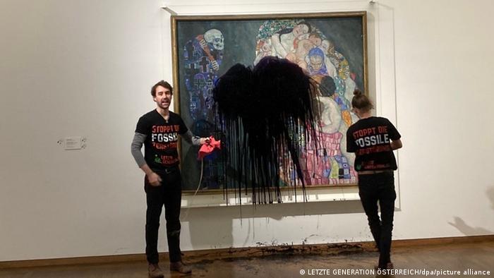 Österreich, Wien | Klimaaktivisten schütten Öl auf berühmtes Klimt-Bild