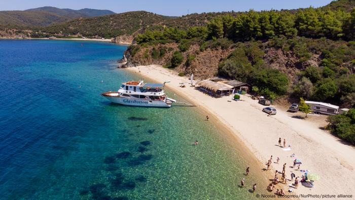 Nicht weit von Thessaloniki entfernt liegt die nordgriechische Halbinsel Chalkidiki, die in die Kategorie Entspannen aufgenommen wurde. Chalkidiki bietet Strände, an denen man sich bestens erholen kann. Langweilig wird es trotzdem nicht, es gibt dort Ausgrabungsstätten, idyllische Dörfer und alte Klöster zu entdecken. 