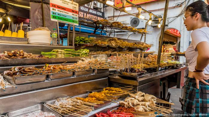Auf der Liste steht auch Kuala Lumpur (Bild), wo man internationale Gerichte zu kleinem Preis probieren kann. Fukuoka in Japan lockt mit einer großen mobilen Food-Szene. Lima in Peru überzeugt mit Meeresfrüchten und Cocktails. Mit dabei sind auch Südafrika mit seinen Weingütern und einer neuen Generation Köche sowie Montevideo in Uruguay.