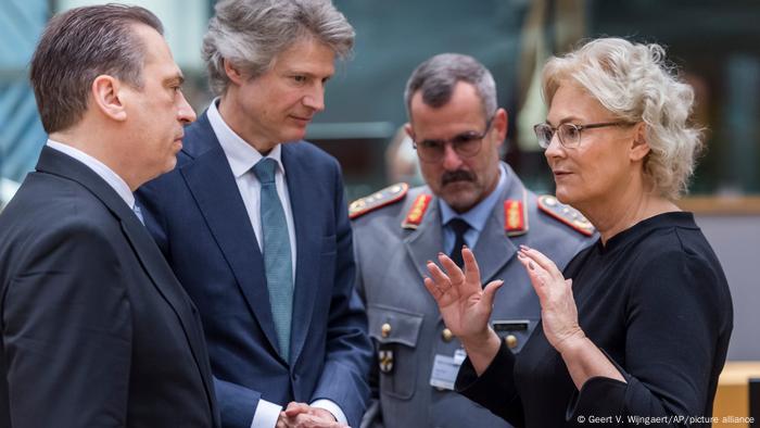 Christine Lambrecht, ministrja gjermane e mbrojtjes duke biseduar me anëtarë të kabinetit të saj. 