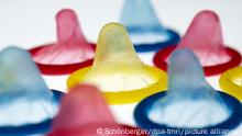 Zum Themendienst-Bericht von Caroline Mayer vom 7. Oktober 2015: Das Kondom ist unter den nicht hormonellen Verhütungsmethoden Alternative Nummer eins. Als einziges Verhütungsmittel schützt es auch vor sexuell übertragbaren Erkrankungen. (Archivbild vom 14.11.2013/Die Veröffentlichung ist für dpa-Themendienst-Bezieher honorarfrei.) Foto: Schönberger