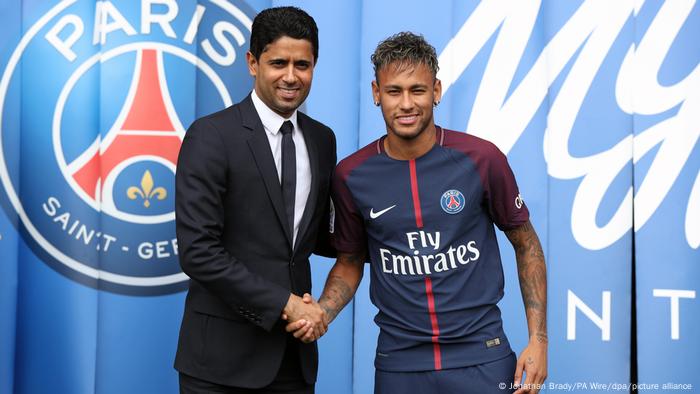 PSG-Chef Nasser Al-Khelaifi posiert für ein Foto mit dem teuersten Transfer der Klub-Geschichte Neymar