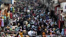 Personen gehen über einen gut besuchten Markt in Mumbai. Die Zahl der Menschen auf der Welt übersteigt nach UN-Berechnungen in etwa am 15.11.2022 die Schwelle von acht Milliarden. (zu dpa UN: Menschheit überschreitet Acht-Milliarden-Schwelle - Wiederholung vom 07.11.2022) +++ dpa-Bildfunk +++
