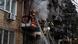 Bomberos tratan de apagar un incendio en un edificio, causado por bombas rusas en Kiev. Bomberos tratan de apagar un incendio en un edificio, causado por bombas rusas en Kiev.