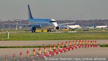 Startende Embraer der Lufthansa am Frakfurter Flughafen Fraport.