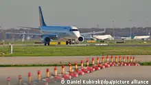 Startende Embraer der Lufthansa am Frakfurter Flughafen Fraport.