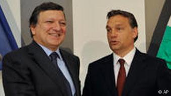 Händeschütteln: Barroso und Orban bei einem Treffen im Oktober 2010 (Archivfoto: ap)