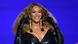 Sängerin Beyoncé strahlt in einem schwarzen Lederkleid mit Handschuhen Sängerin Beyoncé strahlt in einem schwarzen Lederkleid mit Handschuhen