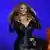 Sängerin Beyoncé strahlt in einem schwarzen Lederkleid mit Handschuhen