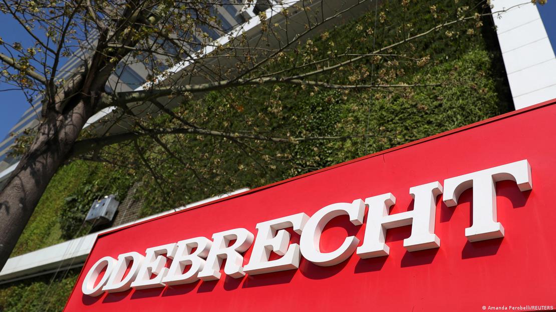Logo de la constructora Odebrecht, involucrada en casos de sobornos millonarios.