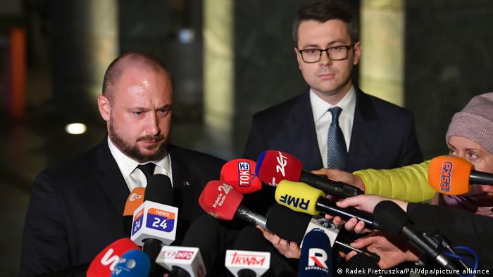 Regierungssprecher Piotr Mueller (r.) und der Leiter des Büros für Nationale Sicherheit, Jacek Siewiera auf der Pressekonferenz nach der Sitzung des Sicherheitsrates