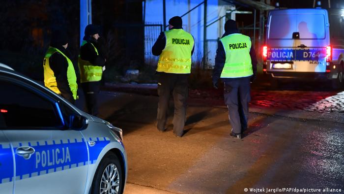 Polnische Polizisten patrouillieren im Dorf Przewodow im Südosten Polens