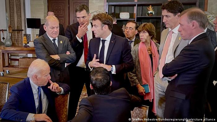 Vetëm bashkarisht të avancojmë: Presidenti i SHBA-së Joe Biden, kancelari Olaf Scholz, kryeministri spanjoll Pedro Sánchez, presidenti francez Emmanuel Macron, kryeministri britanik Rishi Sunak, dhe kryeministri kanadez Justin Trudeau në nëntor 2022 në samitin e G-20 në Indonezi