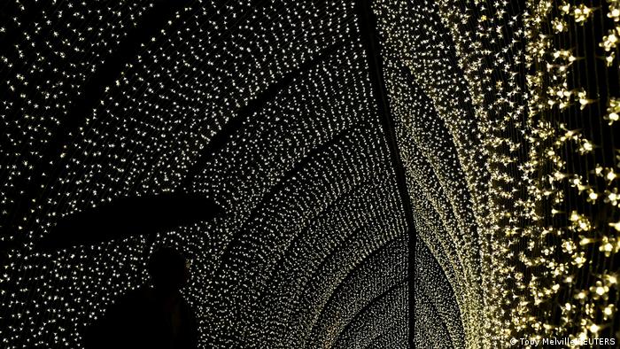 Iluminación con luces navideñas en los jardines botánicos de Kew, Londres.