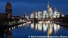 15.11.2022+++ Die Bankenskyline von Frankfurt leuchtet im letzten Licht des Tages.