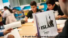 Archivfoto: 28.10.2019***Der Schüler Merdan öffnet seinen seinen selbst gestalteten Ordner beim Islamunterricht in einer siebten Klasse. (zu dpa «Entscheidung über Ditib-Zusammenarbeit steht kurz bevor») +++ dpa-Bildfunk +++