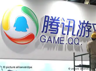 Chinese workers decorate the logo of Game.QQ.com at the stand of Tencent before the opening of the 8th International Digital Content Expo, also knows as DigiChina, in Beijing, China, October 21, 2010. The expo will be held from October 21 to October 24, 2010. Foto: Mu Sen