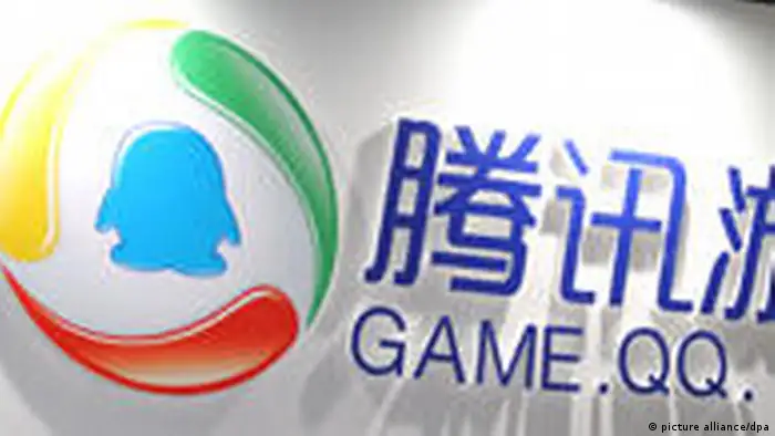 Chinese workers decorate the logo of Game.QQ.com at the stand of Tencent before the opening of the 8th International Digital Content Expo, also knows as DigiChina, in Beijing, China, October 21, 2010. The expo will be held from October 21 to October 24, 2010. Foto: Mu Sen