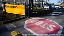 Ein großes Stop-Zeichen steht auf der Ausfahrt Konzernzentrale der Continental AG.09.03.2022 