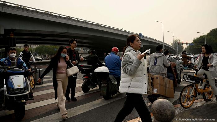 China | Sitong Brücke in Peking im Vorfeld zum Parteitag der Kommunistischen Partei