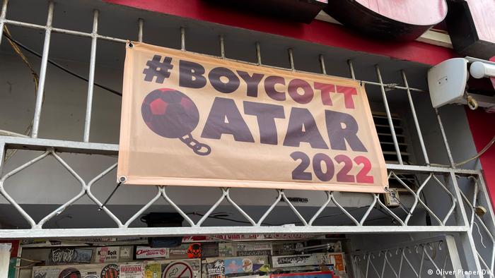 Schild an Kölner Kneipe Lotta, auf dem Boycott Quatar steht