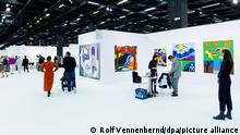Besucher der Art Cologne gehen durch eine Messehalle der Kunstmesse Art Cologne. Die Art Cologne, die bis zum bis 21.11.2022 stattfindet, ist die größte deutsche Kunstmesse. +++ dpa-Bildfunk +++