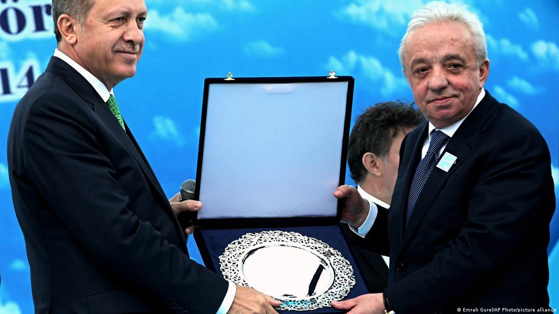 İş insanı Mehmet Cengiz, 2014 yılında dönemin Başbakanı Recep Tayyip Erdoğan'dan ödül alırken 