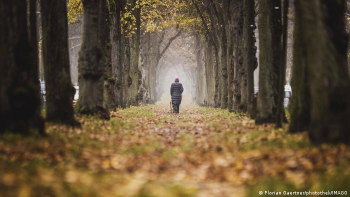 Opalo lišće žuti se na stazama. Vlažno je i sve hladnije. Ali, jesen nije nije razlog da se ne uživa u šetnjama po alejama i parkovima Berlina.