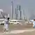 Cuatro hombres disfrutan un juego de cricket.