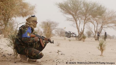 Photo d'archives d'un soldat malien portant un fusil Ak-47 lors d'une patrouille entre Gao et Kidal (26.07.2013)