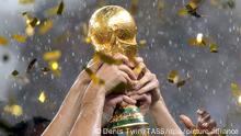 MOSCOW, RUSSIA - JULY 15, 2018: The FIFA World Cup Trophy at the official award ceremony after the final match between France and Croatia at FIFA World Cup Russia 2018 at Luzhniki Stadium; France won 4-2. Denis Tyrin/TASS Foto: Denis Tyrin/TASS/dpa