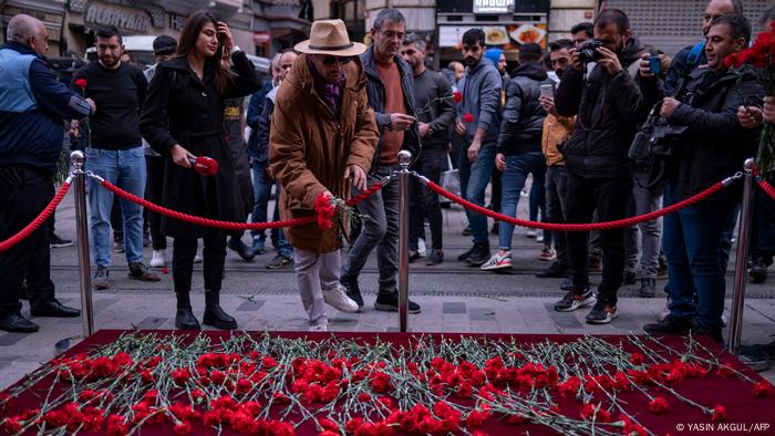 Menschen legen rote Nelken im Gedenken an die Opfer des Bombenanschlags in Istanbul nieder