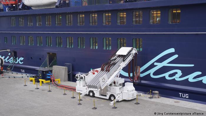 Kreuzfahrtschiff bezieht Landstrom in Kiel