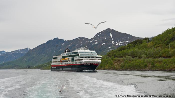 Norwegen Hurtigruten-Schiff im Trollfjord