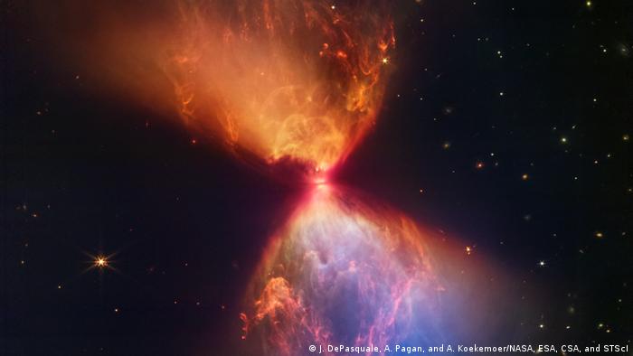 El telescopio espacial James Webb de la NASA ha revelado nuevos detalles sobre la nube oscura L1527 y su protoestrella. 