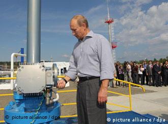 ولادیمیر پوتین، نخست‌وزیر روسیه در مراسم افتتاح بخشی از این خط لوله در تابستان ۲۰۱۰