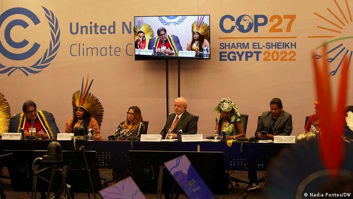 الرئيس البرازيلي المنتخب لولا داسليفا مع ممثلين للشعوب الأصليلة في مؤتمر المناخ كوب 27 في مصر 17.11.2022
