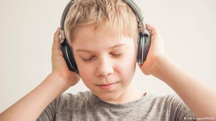 En el estudio, la escucha insegura se identificó como la escucha a niveles superiores a 80 decibelios durante más de 40 horas a la semana. 