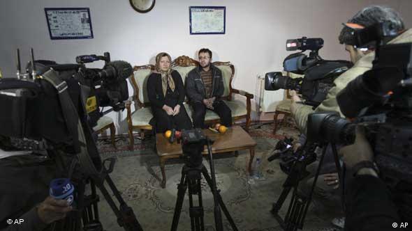Aschtiani und ihr Sohn bei einer Pressekonferenz (Foto: AP)