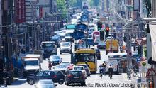 Autos, Busse, Lastwagen, Radfahrer und Fußgänger teilen sich die Friedrichstraße am Checkpoint Charlie zur Mittagszeit. 22.06.2020 