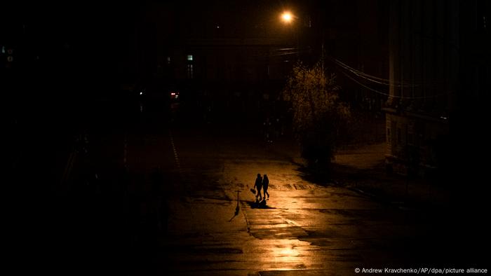 La gente cruza una calle durante un corte de energía en Kiev.